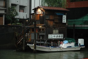 Un embarcadère à l\'embouchure de la Kandagawa, Tokyo