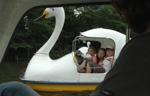 Les enfants dans le cygne à Kichijôji