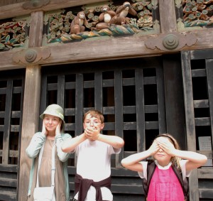 2 x 3 singes au sanctuaire de Toshogu à Nikko au Japon