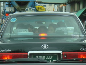 Les 3 enfants à l\'arrière d\'un taxi japonais