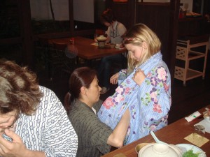 Mirabelle prend des cours d\'habillement en yukata