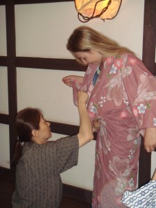 Madolia aussi apprend à passer son Yukata