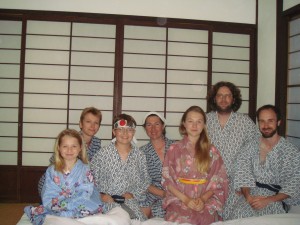 Une brochette de Dubois en Yukata a Miyajima