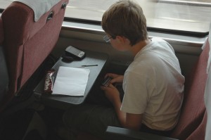 Igor prépare le texte du blog avec le mini-clavier bluetooth Targus dans le train pour Kanazawa