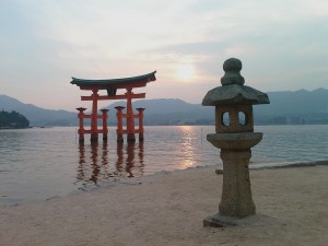 Le grand torii dans l\'eau à Miyajima, Japon