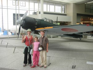 devant le chasseur Mitsubishi Zero exposé à Yasakuni, Tokyo