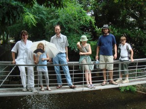 Les Dubois sur la passerelle a Kyoto