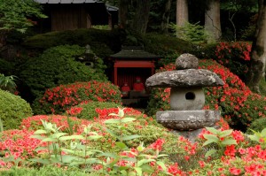 Jardin japonais avec azalées en fleur et jizôs à Nikko au Japon