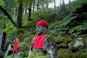 Un des jizos face à la rivière Daiya à Nikko au Japon