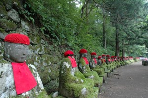 Les 80 Jizôs alignés en bordure du torrent Daiya à Nikko