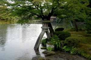 La lanterne Kotoji-tôrô à Kenroku-en, Kanazawa, Japon en juillet 2008