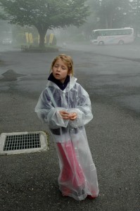 Mirabelle avec son imperméable en plastique à Chuzenji, Nikko, Japon