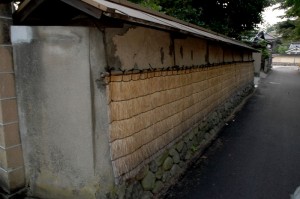 Mur en terre battue autour d\'une vieille propriété de Kanazawa, Japon