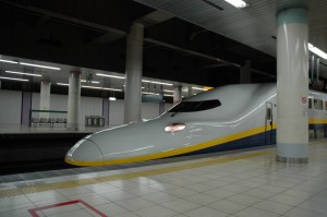 Une nouvelle motrices du Tohoku-Shinkansen entre en gare de Ueno