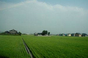 Un paysage typique de campagne japonaise en Juillet, vu du train pour Kanazawa