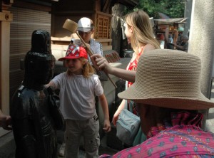 Mirabelle et Madolia prennent soin du petit Boudha de Sugamo