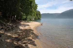 Une plage du lac de Chuzenji à Nikko au Japon