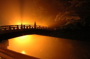 Pont sacré Shinkyo à Nikko au Japon, de nuit