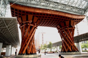 Le portail de la gare de Kanazawa au Japon