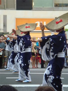 danseurs avec chapeau typiques au festival de Ueno, Tokyo, Japon