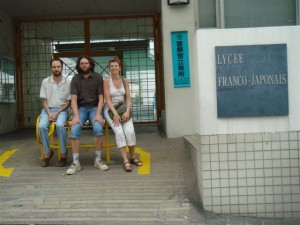 Tois anciens devant le Lycée Franco-Japonais de Tokyo
